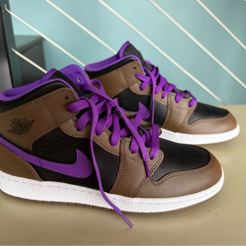 Air Jordan 1 Mid - Picture 2 of 5
